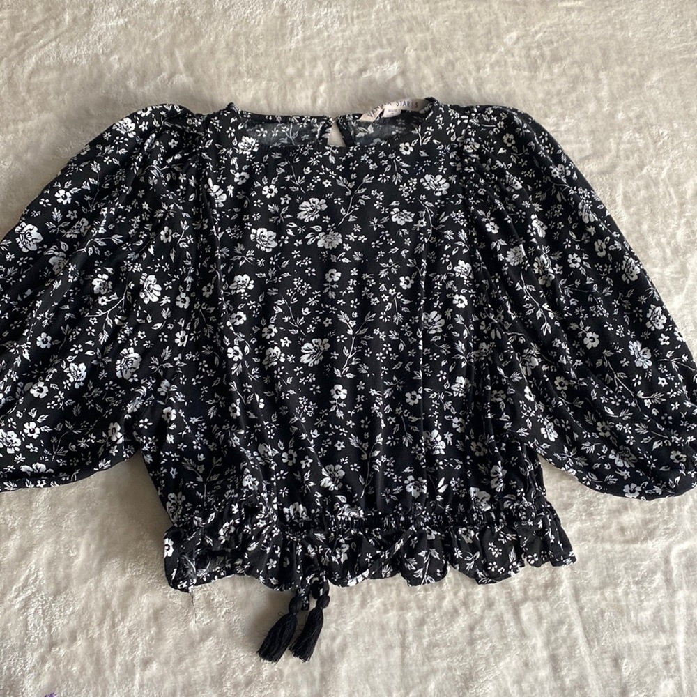 Black and white floral balloon sleeve crop top